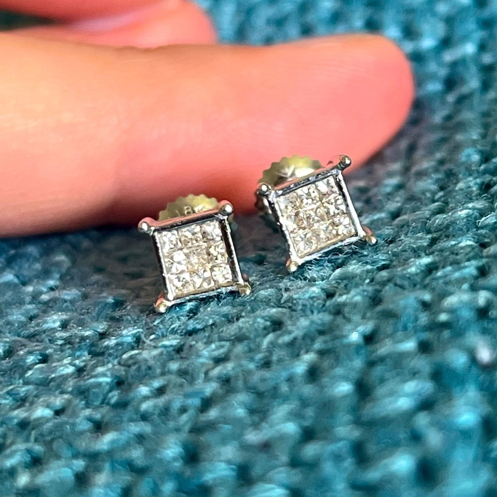 18K White Gold Diamond Screw Back Stud Earrings